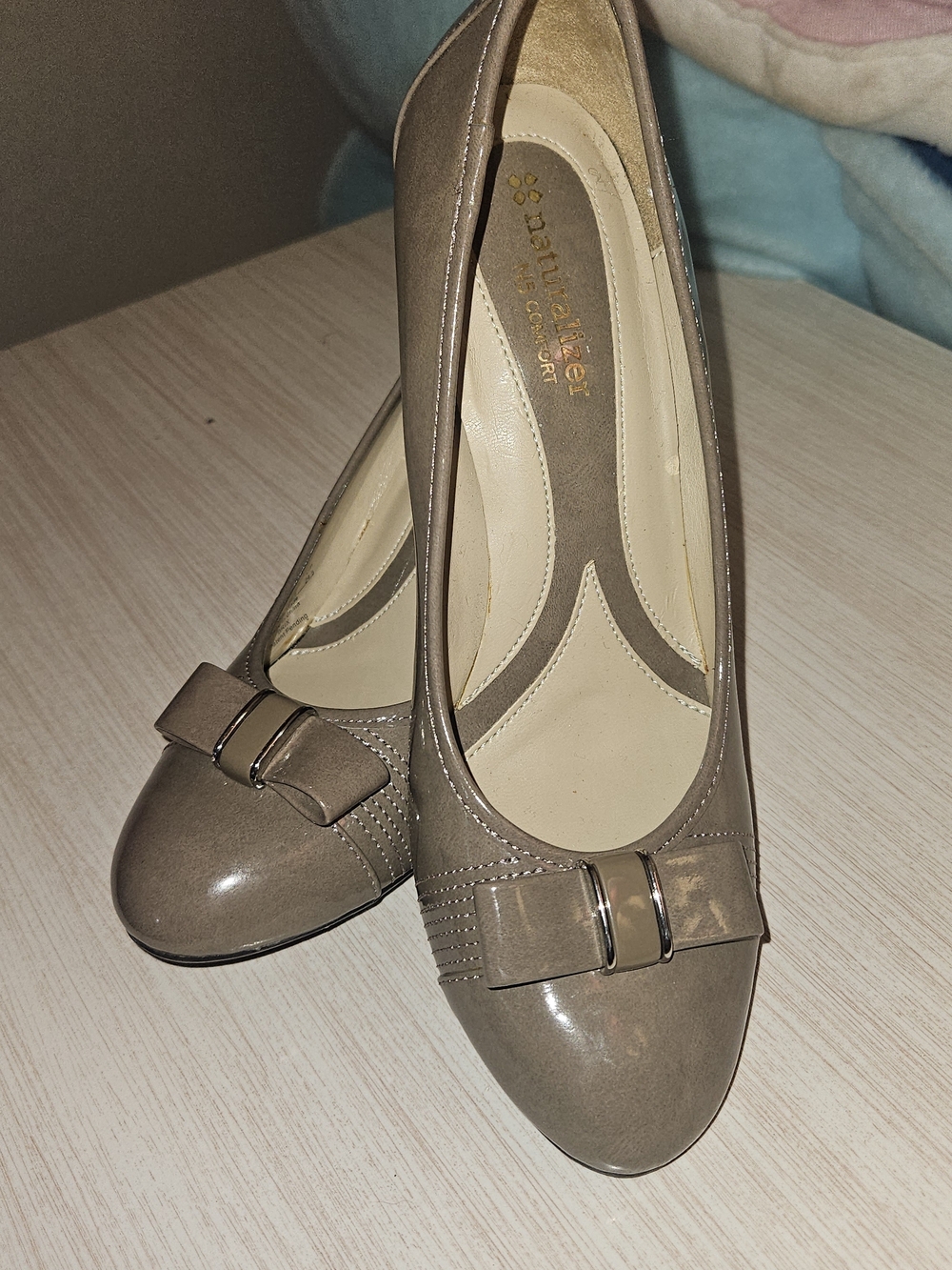 Naturalizer Taupe Patent Bow Round-Toe Pumps